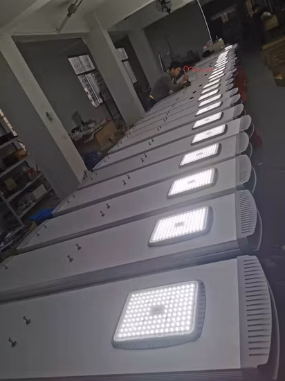 Todo en uno al aire libre Lámpara de jardín de aluminio fundido 150W Proyecto gubernamental comercial Lámpara de calle solar LED para calzada Plaza Park Road